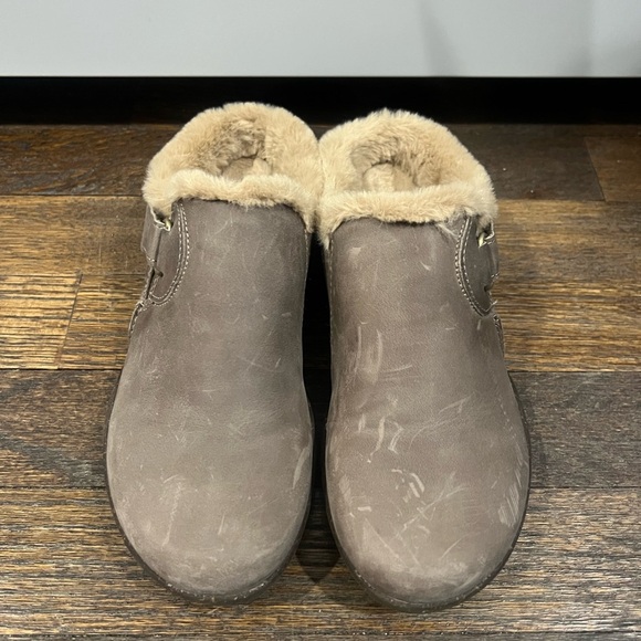 NWT Clarks Leather Tan Fur-Lined Footwear - Picture 1 of 4
